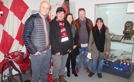 Schweizer Gäste im FCK-Museum vor Vitrine mit der Kuhglocke aus St. Gallen