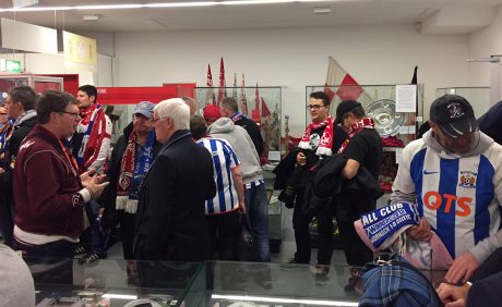 Eine Delegation des FC Kilmarnock, die sogenannten Kilies, besucht das FCK-Museum