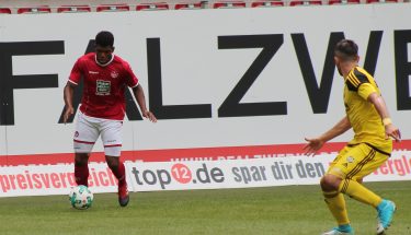 Spielszene aus der Partie FCK II - FC Hertha Wiesbach (4:2)