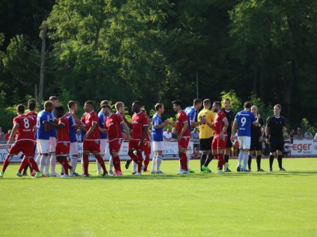 Abklatschen der Mannschaften FCK - FK Pirmasens