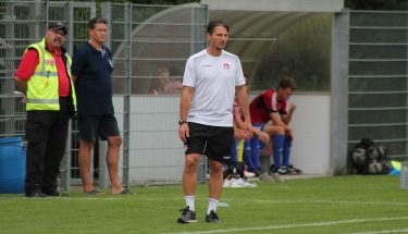 Alexander Bugera in der Coaching-Zone gegen die SpVgg. Unterhaching, 16. August 2017