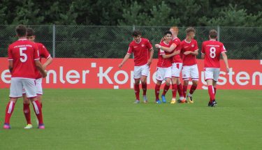 U19-Kicker bejubeln das 1:0 gegen die U19 der SpVgg. Unterhaching, 16. August 2017