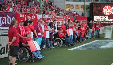 Vertreter von FCK-Fanclubs bei der Ehrung zum Jubiläum im Stadion
