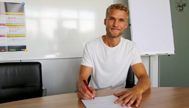 Der schwedische Stürmer Sebastian Andersson unterzeichnet seinen Vertrag beim FCK.