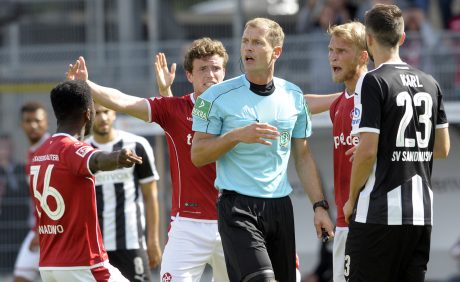 Manfred Osei Kwadwo, Patrick Ziegler und Sebastian Andersson protestieren beim Schiedsrichter