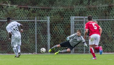 Lennart Grill hält Elfmeter - U19 gegen Frankfurt