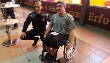 Jeff Strasser posiert mit einem FCK-Fan bei der Autogrammstunde für Fans mit Handicap