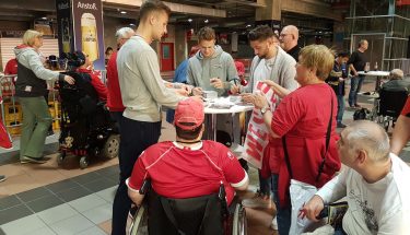 Jan-Ole Sievers, Joel Abu Hanna und Brandon Borrello bei der Autogrammstunde für Fans mit Handicap