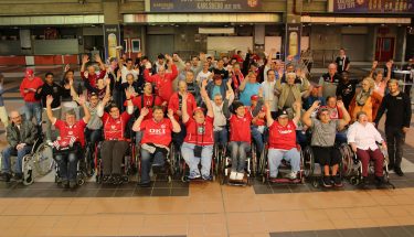 Gruppenfoto bei der Autogrammstunde für Fans mit Handicap