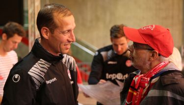 Jeff Strasser im Gespräch mit Fans bei der Autogrammstunde für Fans mit Handicap