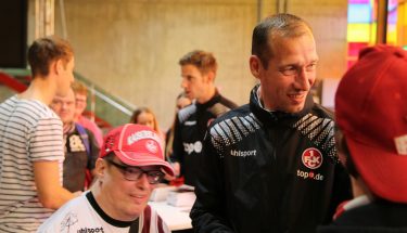 Jeff Strasser im Gespräch mit Fans bei der Autogrammstunde für Fans mit Handicap