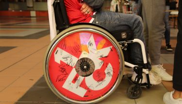 Unterschriebenes Rollstuhl-Rad bei der Autogrammstunde für Fans mit Handicap