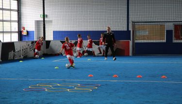 Die Kinder beim Dribbeltraining in Aktion