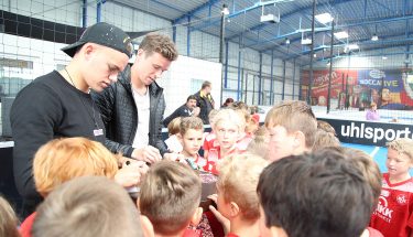 Nicklas Shipnoski und Patrick Ziegler verteilen Autogramme an die Kids