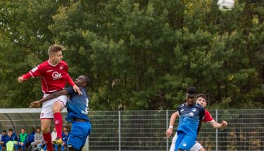 Torben Müsel kommt zum Kopfball - U19 gegen Hoffenheim