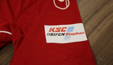 Das Logo von KSC Reifen Stephan auf dem Ärmel des FCK-Trikots