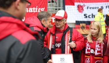 Der FCK-Vorstandsvorsitzende Thomas Gries überrecht eine Jubiläumsurkunde an die Fanclubs