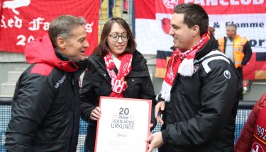 Der FCK-Vorstandsvorsitzende Thomas Gries überreicht dem Fanclub Weisel seine Jubiläumsurkunde