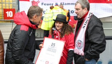 Der FCK-Vorstandsvorsitzende Thomas Gries überreicht den Faithful Devils ihre Jubiläumsurkunde