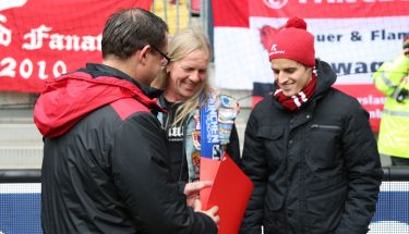 FCK-Finanzvorstand Michael Klatt überreicht eine Jubiläumsurkunde an die Fanclubs