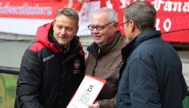 Der FCK-Vorstandsvorsitzende Thomas Gries überreicht eine Jubiläumsurkunde an Fanclubs