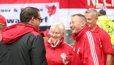 FCK-Finanzvorstand Michael Klatt im Gespräch mit Fanclubjubilaren