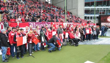 Ein Gruppenbild der Fanclubjubilare beim Heimspiel gegen den MSV Duisburg