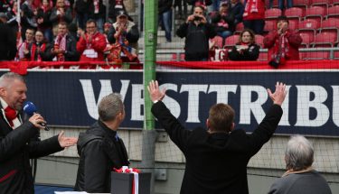 Norbert Thines vor den Fans