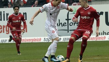 Nils Seufert im Zweikampf mit Genki Haraguchi im Spiel gegen Fortuna Düsseldorf