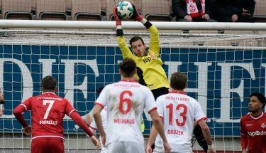 Marius Müller hält einen Ball im Spiel gegen Düsseldorf