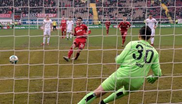 Christoph Moritz verwandelt per Elfmeter zur 1:0-Führung gegen Düsseldorf