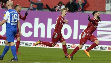 Brandon Borrello jubelt im Spiel gegen Holstein Kiel mit Nils Seufert