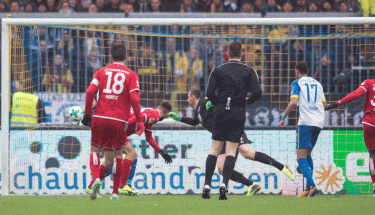 Lukas Spalvis trifft doppelt im Spiel gegen Eintracht Braunschweig.