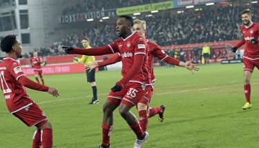 Osayamen Osawe jubelt nach seinem Tor im Heimspiel gegen Holstein Kiel