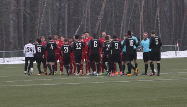 Shakehands der beiden Mannschaften beim Spiel der U23 gegen Idar-Oberstein