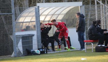 Julian Löschner jubelt mit dem verletzten Michael Clemens in der Partie der U23 gegen Dudenhofen