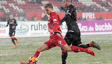Sebastian Andersson gegen Marc Torrejón im Spiel gegen Union Berlin