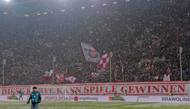 Die Karlsberg Westtribüne im Spiel des FCK gegen Union Berlin