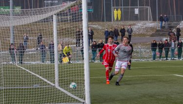 Patrick Jardella erzielt das 1:0 im Spiel der U17 gegen Bayern München