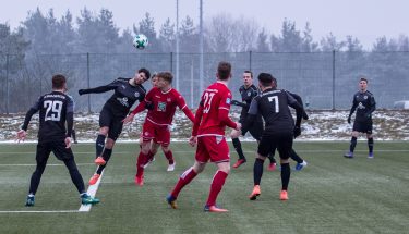 Nicklas Shipnoski im Kopfballduell im Spiel der U23 gegen Idar-Oberstein