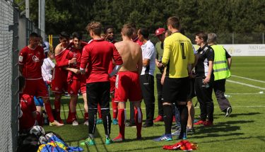 Mannschaftskreis nach dem Spiel der U19 gegen den SC Freiburg