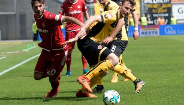 Halil Altintop im Zweikampf mit Dynamo Dresdens Florian Ballas