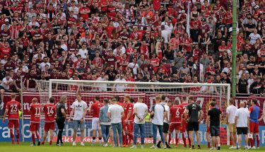 FCK-Spieler vor der Fankurve nach dem Dresden-Heimspiel