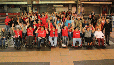 Gemeinsames Foto mit der Mannschaft und der Teilnehmer der Autogrammstunde für Fans mit Handicap