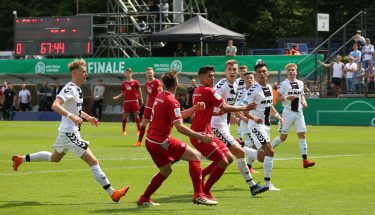 Leon Hotopp und Ünal Altintas im DFB-Junioren-Vereinspokal-Finale in Berlin gegen den SC Freiburg