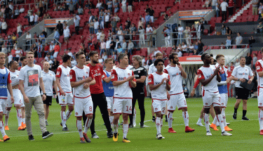 Die Mannschaft bedankt sich nach dem Spiel gegen Ingolstadt bei den Fans