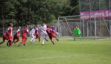 Ein Karlsruher Angriff im Heimspiel der U19 gegen den Karlsruher SC