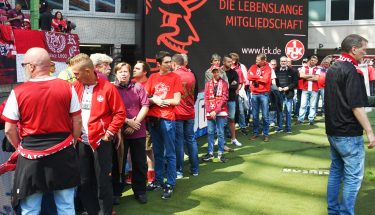 Ehrungen der Fanclubjubilare beim Heimspiel gegen den Karlsruher SC