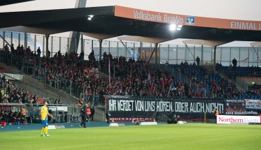 FCK-Fans protestieren beim Auswärtsspiel in Braunschweig