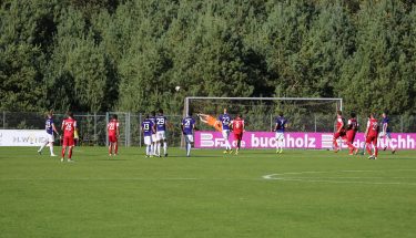 Mirko Gerlinger pariert im Spiel der U21 gegen Jägersburg einen Freistoß von Iosif Maroudis